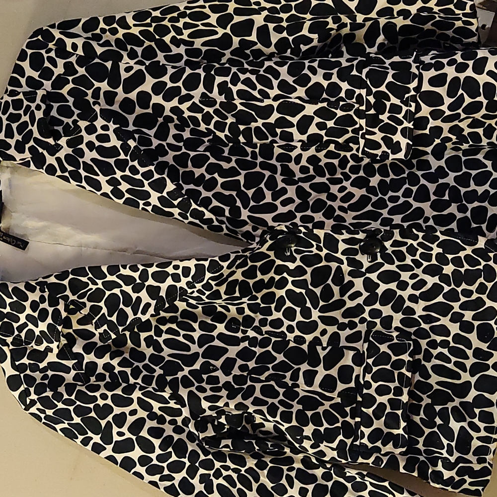Nue Options/Petites Blk & Wh giraffe designed blazer Sz. Lg.
